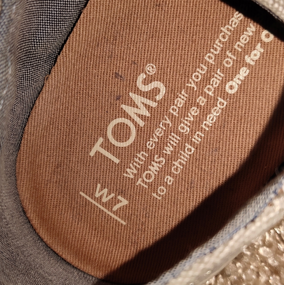 Toms - Picture 2 of 4